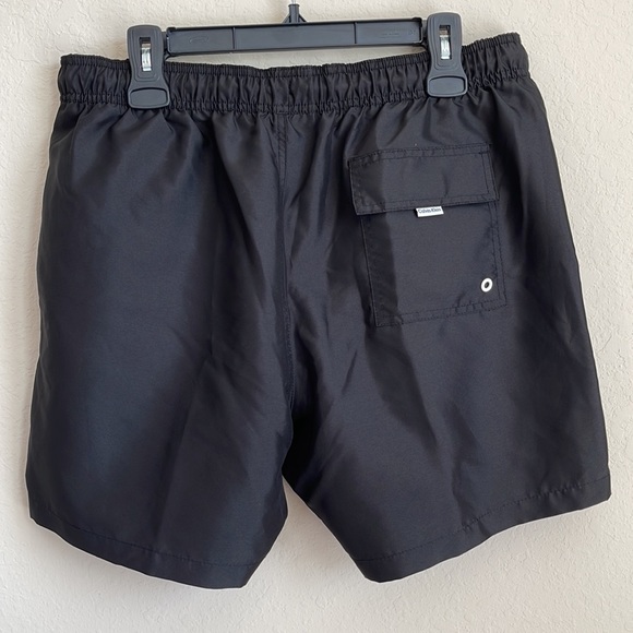 Calvin Klein Short. Size: Large - Picture 2 of 9